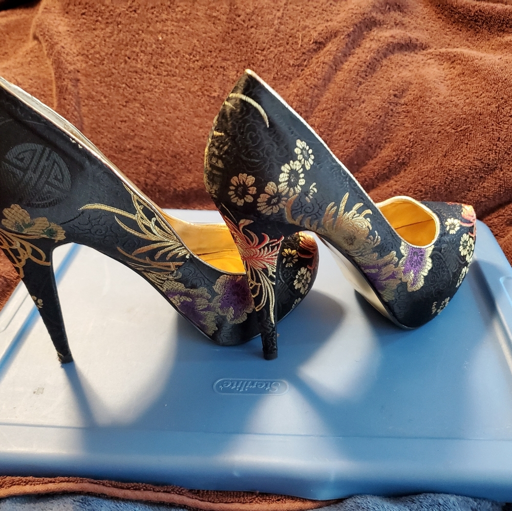 Heels - Picture 4 of 5